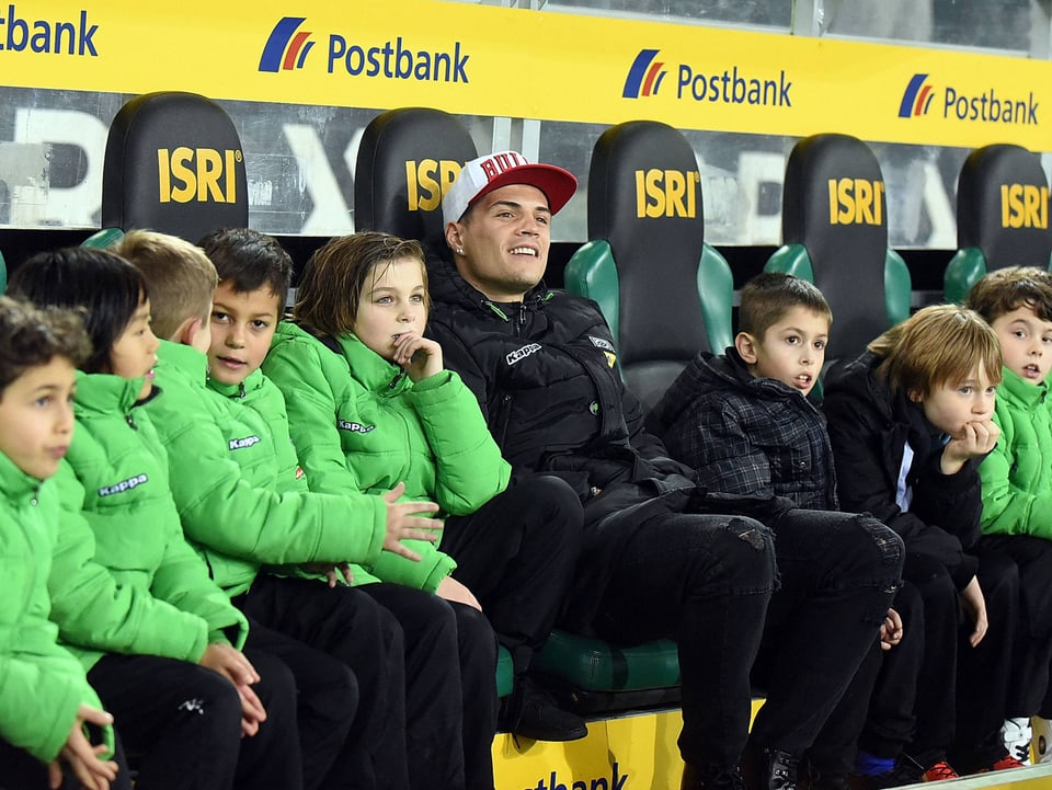 Nati-Spieler Granit Xhaka musste den 5:1-Befreiungsschlag seines Teams gegen Werder Bremen von der Bank aus beobachten. Kleine Fans leisteten ihm dabei Gesellschaft.