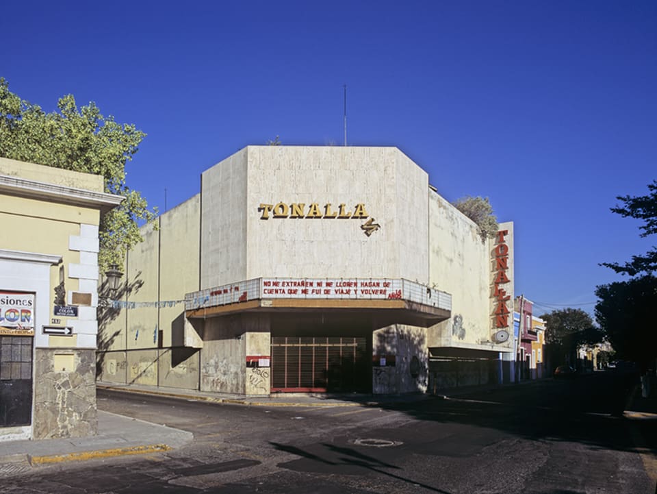 Teresa Margolles, «Cine Tonallan», aus der Serie Recados Póstumos, 2006. Farbfotografie, ca. 113 x 140 cm.