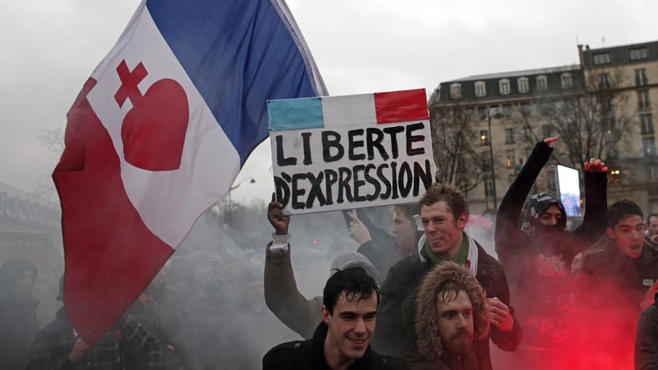 Demonstrierende mit Fahnen und Plakaten in Paris