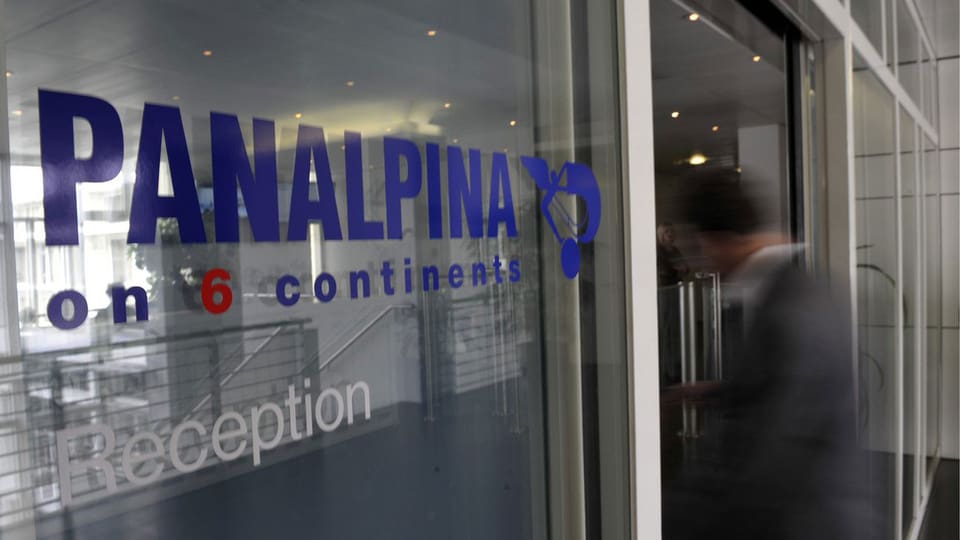 Panalpina-Logo an der Eingangstür des Hauptgebäudes