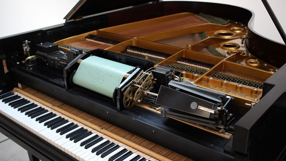 Ein Klavier mit eingespanntem Papier mit Löchern.
