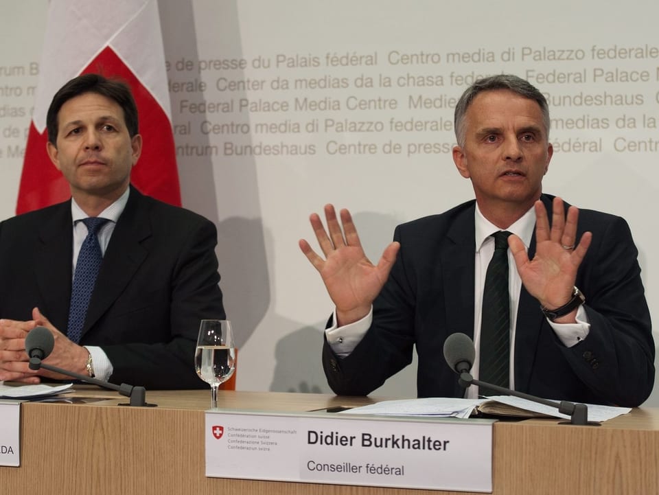 Der Schweizer Aussenminister beantwortet Fragen zur Befreiung des Schweizer Paares (Bern, 15. März 2012). 