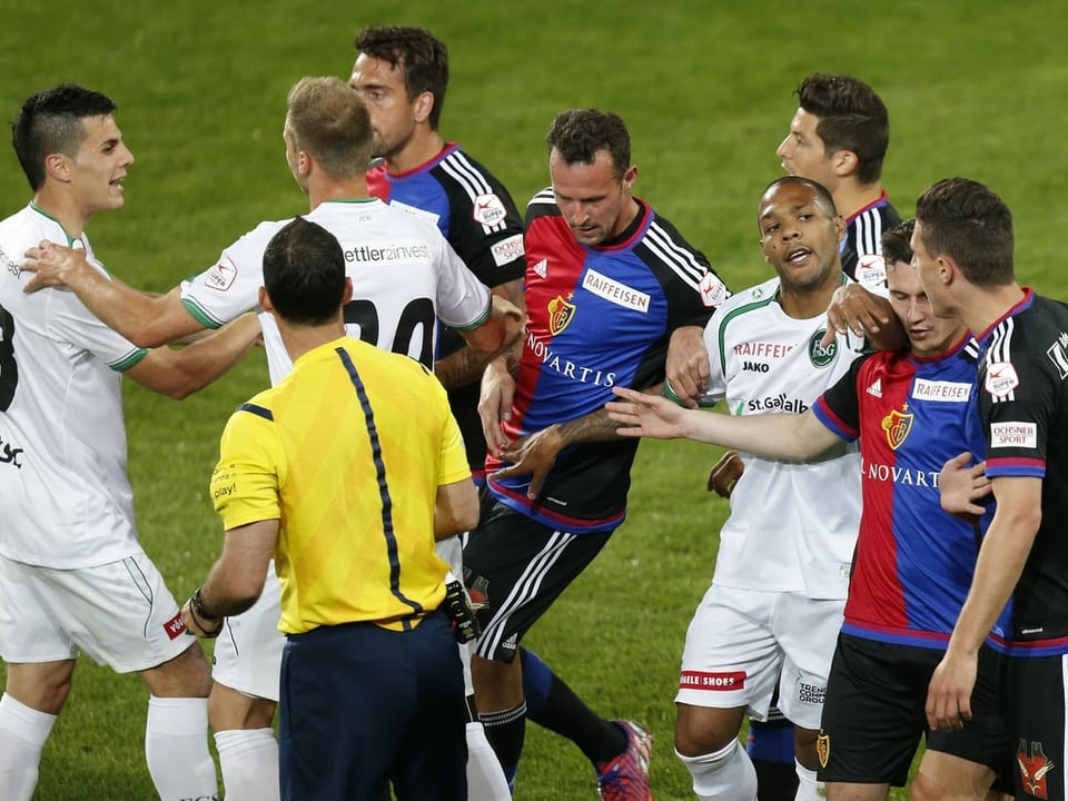 Eine aufwühlende Partie mit Zündstoff Szenen aus der Partie Basel vs. St. Gallen vom Mai von vor 5 Jahren.
