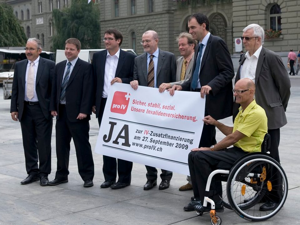 Heinz Frei mit Politikern und Plakat vor dem Bundeshaus