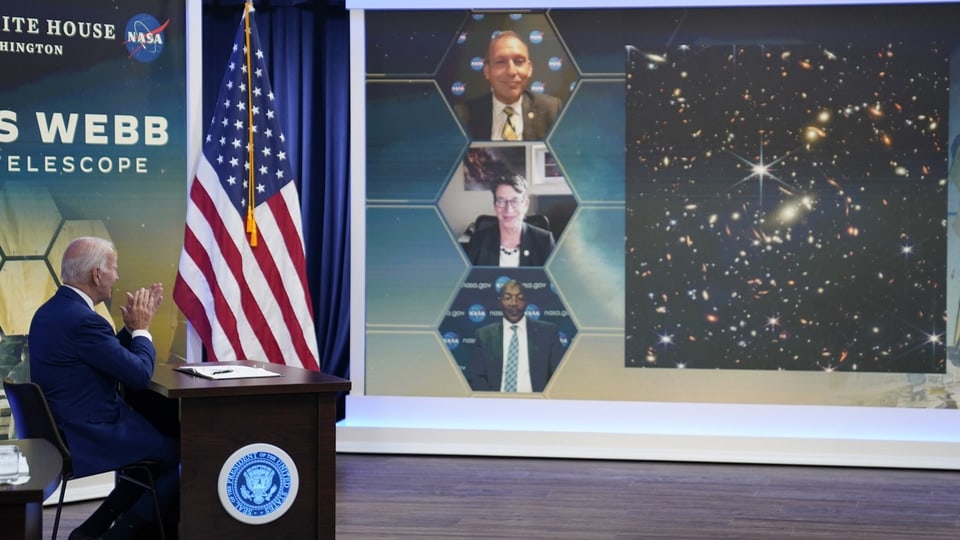 US-Präsident Joe Biden applaudiert Nasa-Wissenschaftlern.