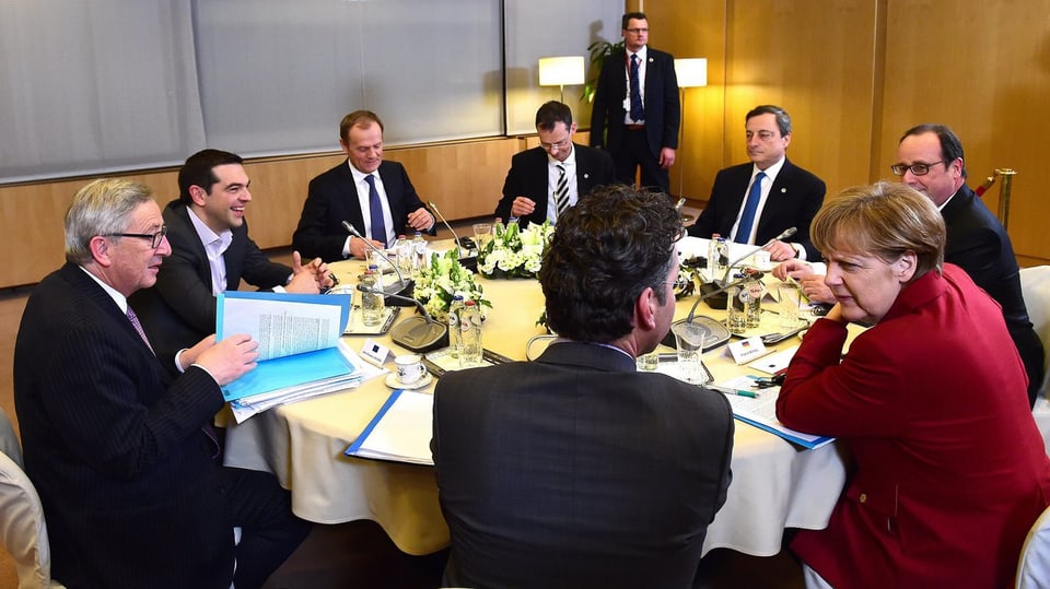 EU-Vertreter an einem ovalen Tisch