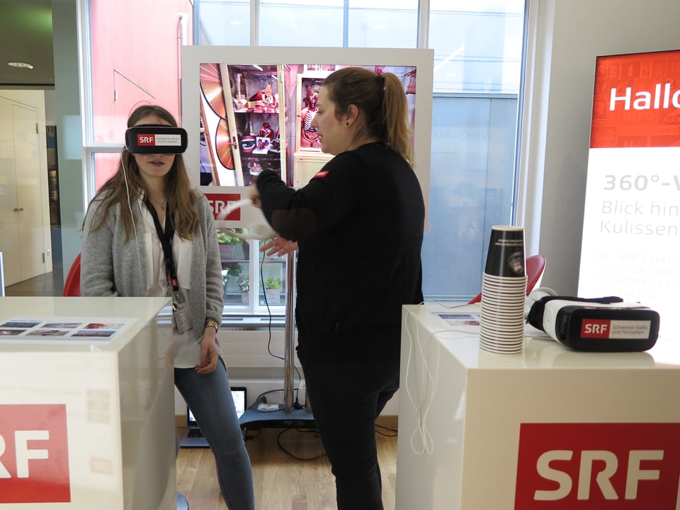 Eine Besucherin mit Virtual-Reality-Brille 