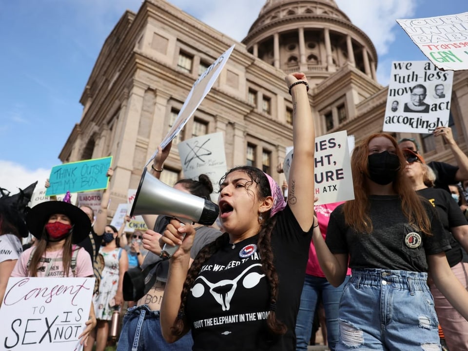 Junge Frauen protestieren vor dem Kapitol in Austin, Texas.
