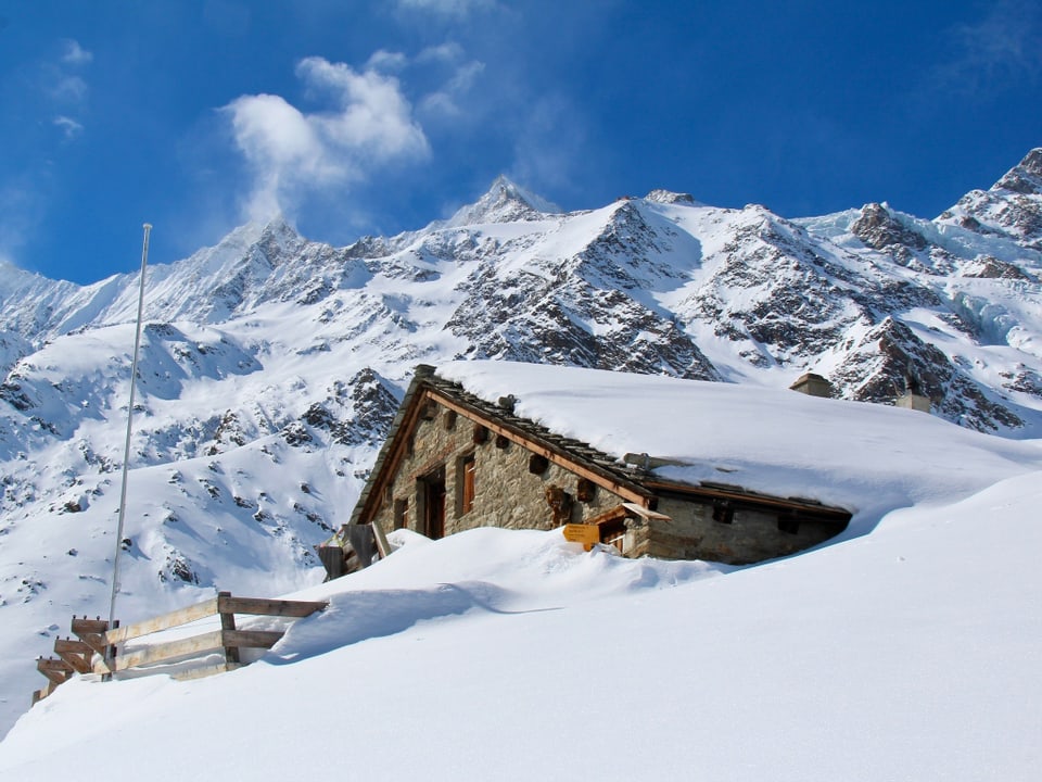 Schnee und Sonne dekoriert mit kleinen Wolken, Herrlich dieser Wintertraum! Berghütte am Hannig oberhalb Saas Fee - hinten der Dom (4545m)