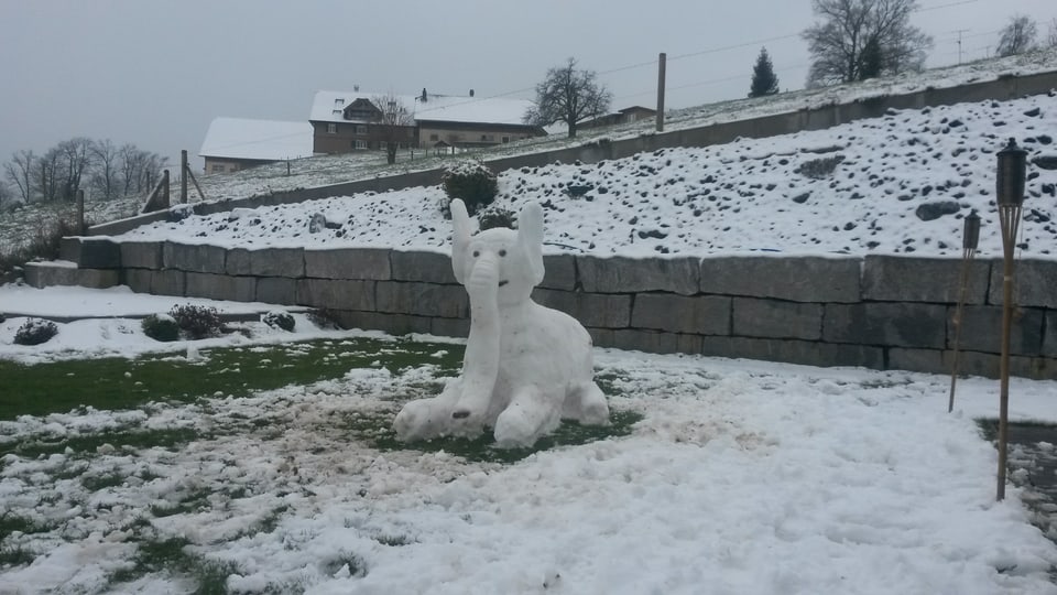 Ein Elefant aus Schnee geformt.