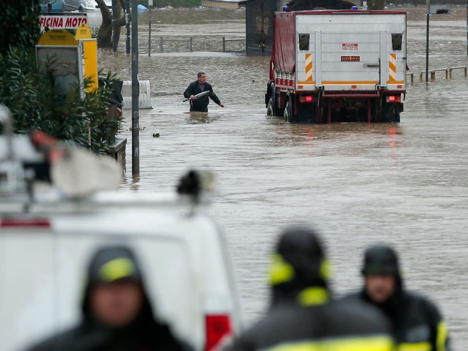 Ein Lastwagen und ein Mann im Hochwasser in Rom
