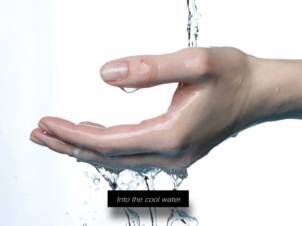 Abbildung einer Hand, in die Wasser läuft.