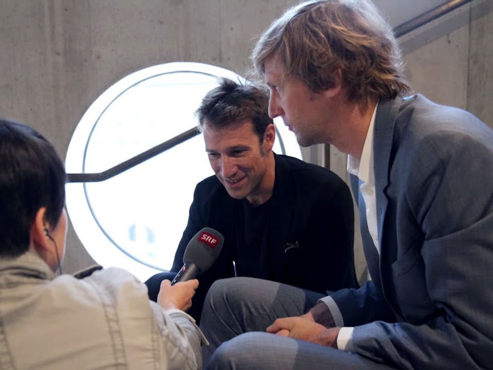 Die Architekten Emanuel Christ (links) und Christoph Gantenbein (rechts) im Gespräch mit SRF 2 Kultur-Redaktorin Katrin Becker.