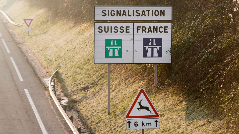 Ein Signalisationsschild mit der Aufschrift Suisse und France 