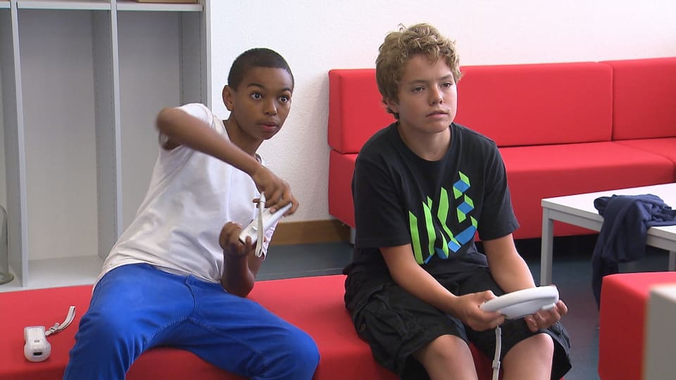 Zwei Jungen spielen mit der Nintendo Wii.