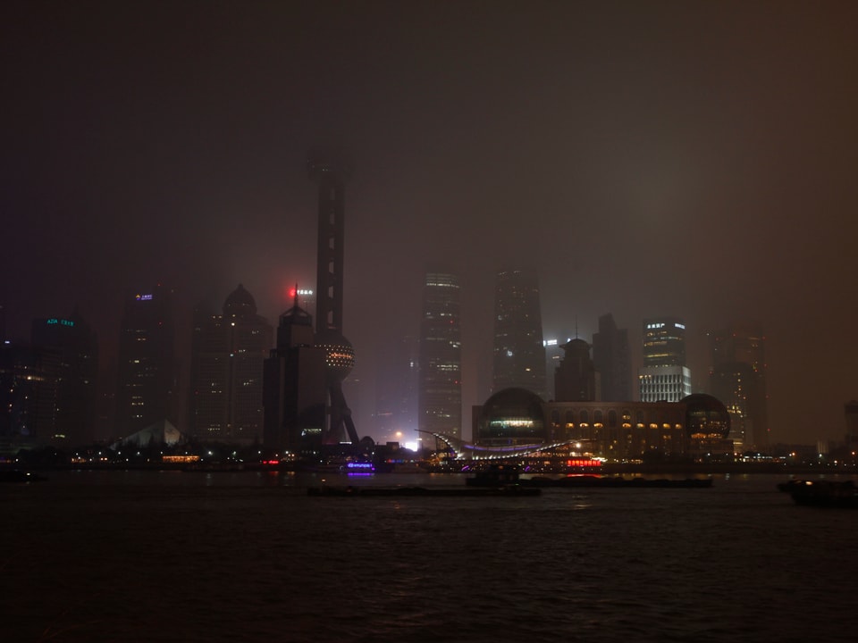 Die Skyline von Pudong in Schanghai mit nur wenig Beleuchtung.