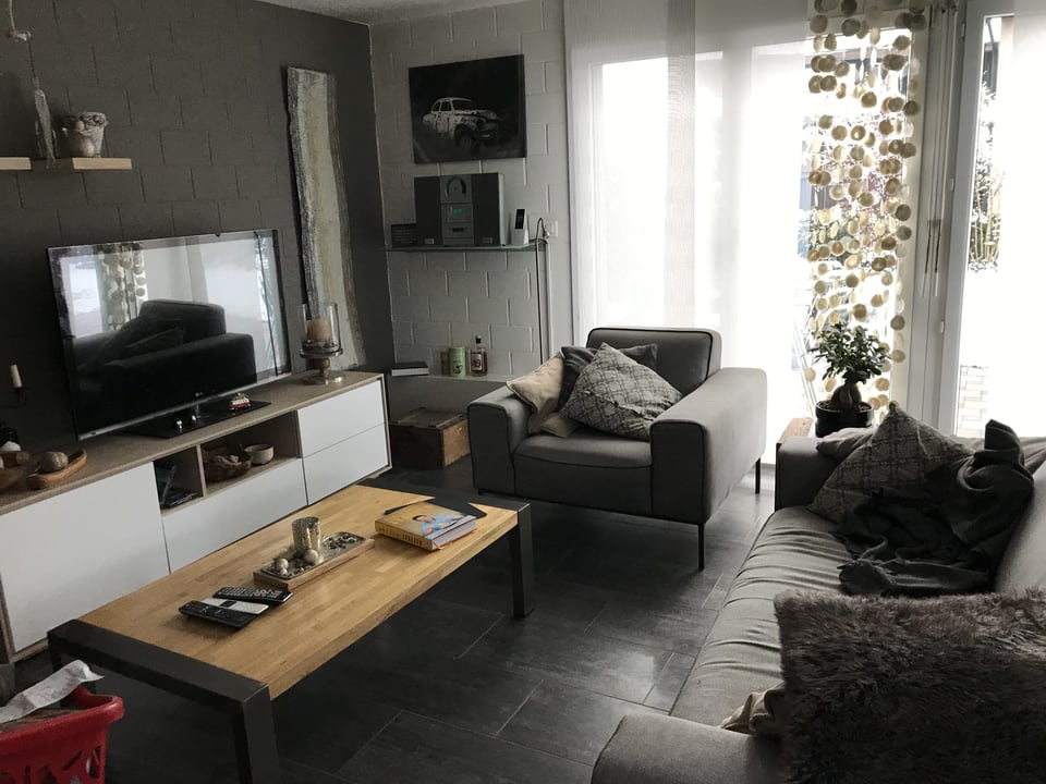 Wohnzimmer mit Sofa und Tisch