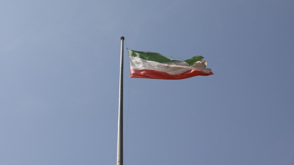 Die iranische Flagge weht über dem Evin-Gefängnis in Teheran.