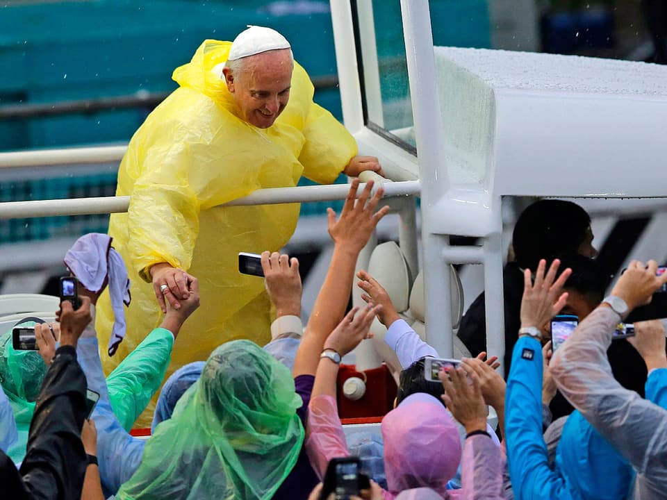 Papst mit Gläubigen
