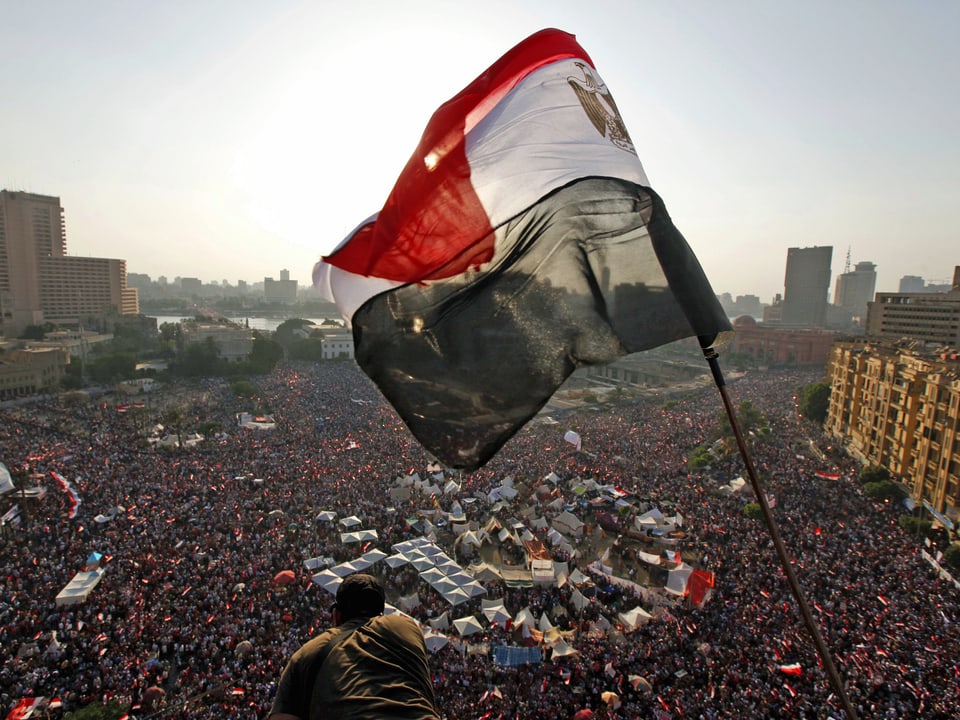 Fahne über dem Tahrir-Platz.
