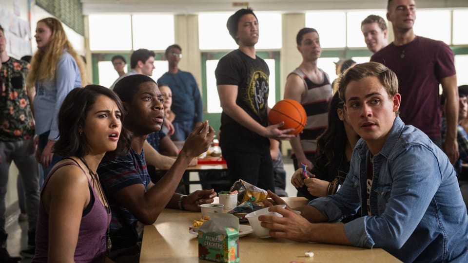 Vier der Power Rangers sitzen in der High School Cafeteria.