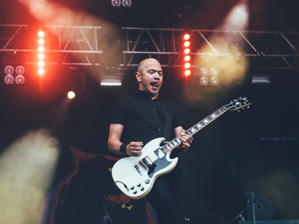Höchste Konzentration: Der Kanadier Danko Jones rockt die Bühne in Lumnezia.