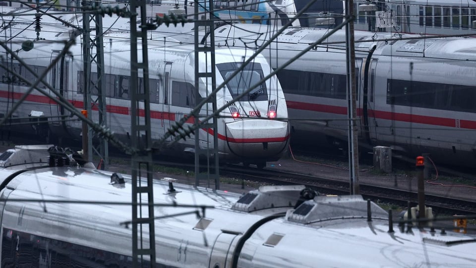 Züge parken am Münchner Hauptbahnhof während des Streiks der Gewerkschaft Deutscher Lokomotivführer (GDL) in München
