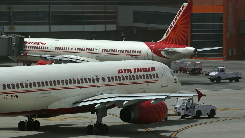 Zwei Air-India-Flugzeuge an einem Flughafen.
