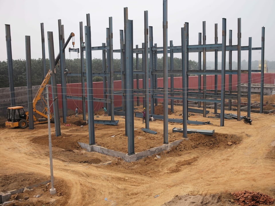 Baustelle mit Stahlträgern 