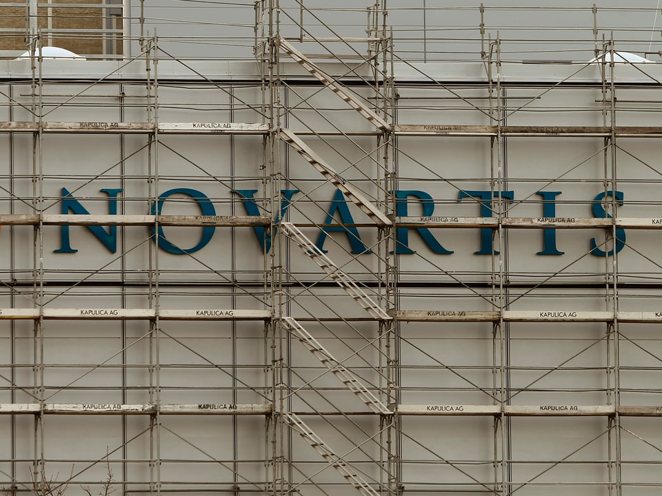 Novartis-Schriftzug hinter Baustellen-Gerüst
