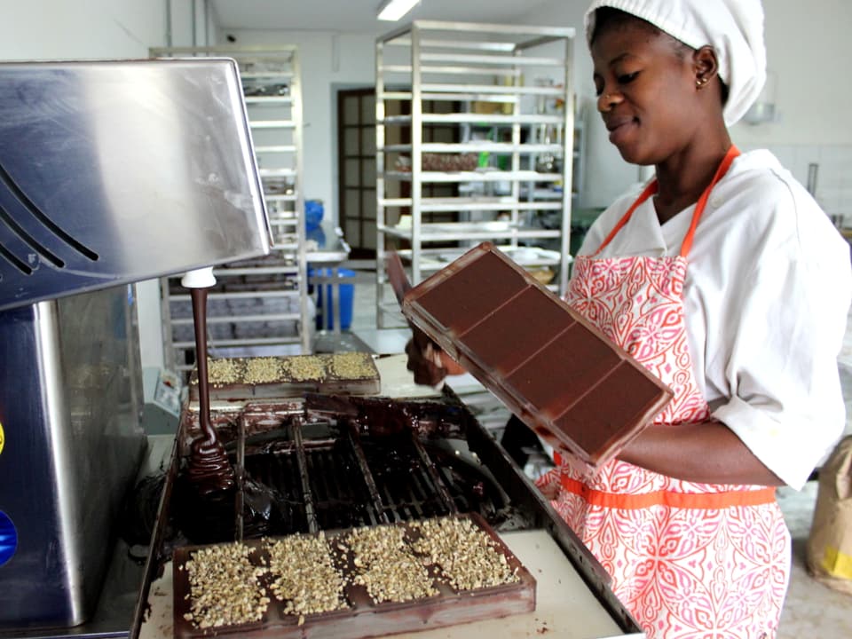 Schokoladenproduktion im jungen Unternehmen mon choco in Abidjan, Elfenbeinküste. 