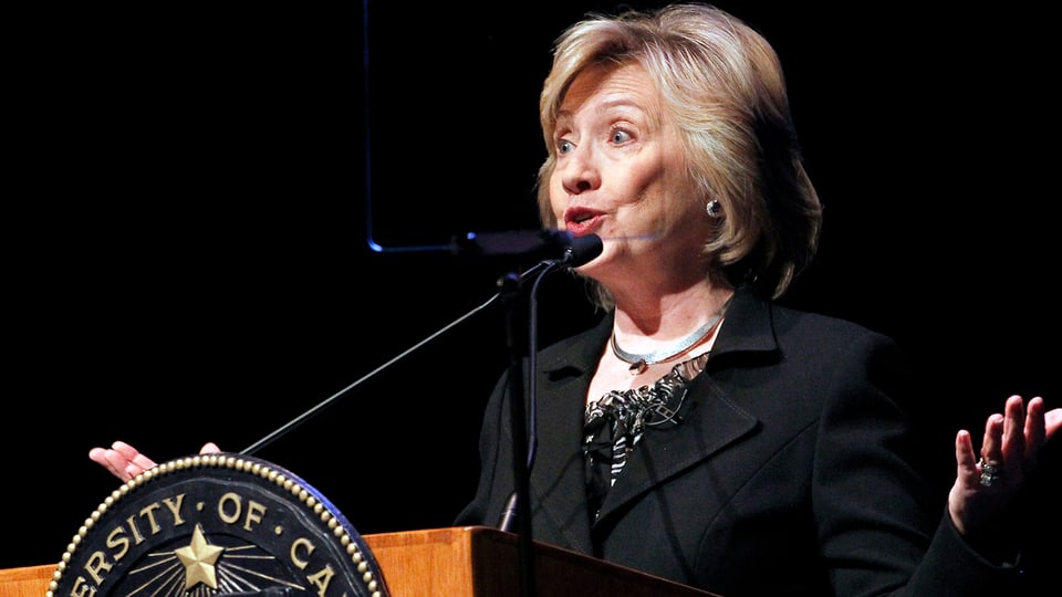 Hillary Clinton am Rednerpult der University of California 