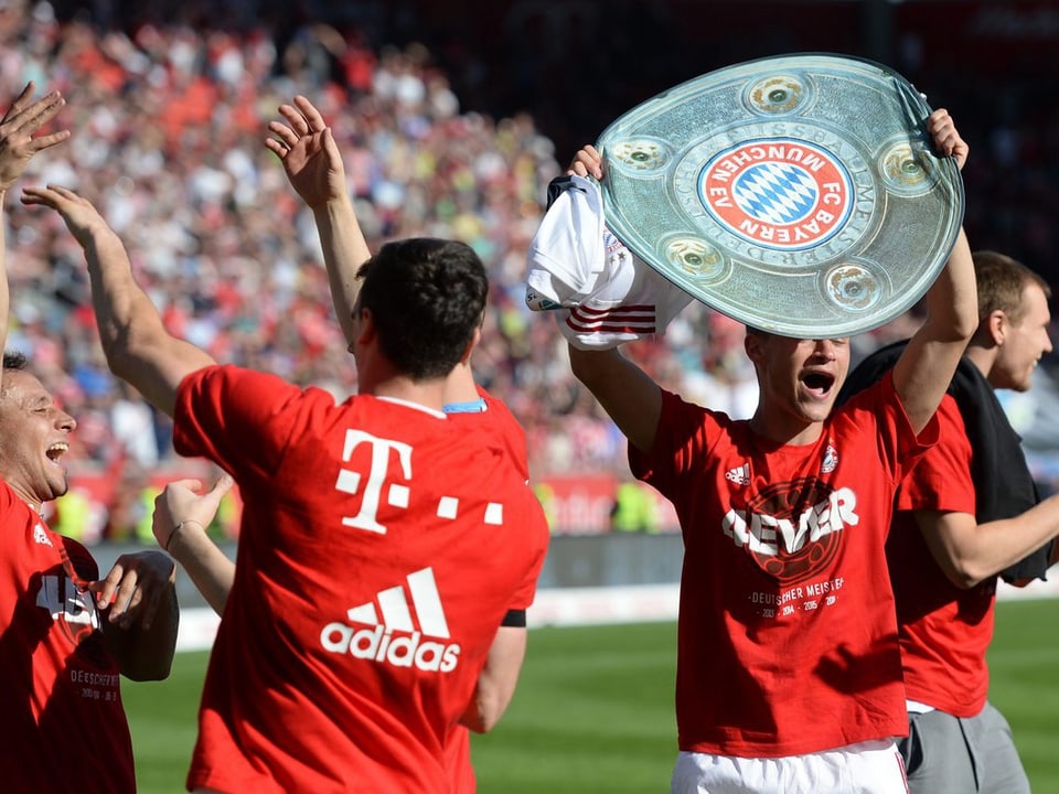 Die Bayern-Spieler feiern den Meistertitel.