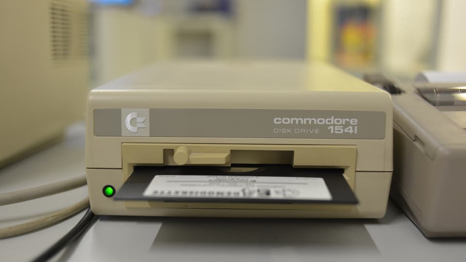Ein VC 1541-Diskettenlaufwerk mit eingelegter Diskette.
