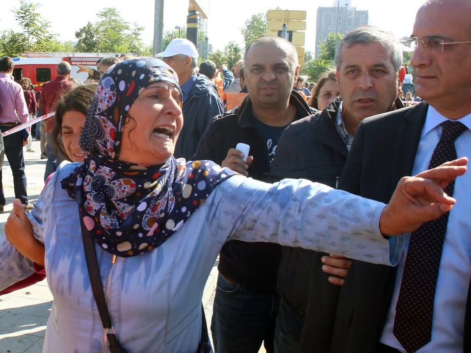 Entsetzte Teilnehmer der Demonstration, kurz nach den Explosionen. 