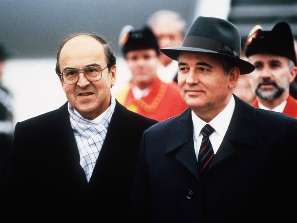 Links der damalige Bundespräsident Kurt Furgler, rechts daneben Gorbatschow.