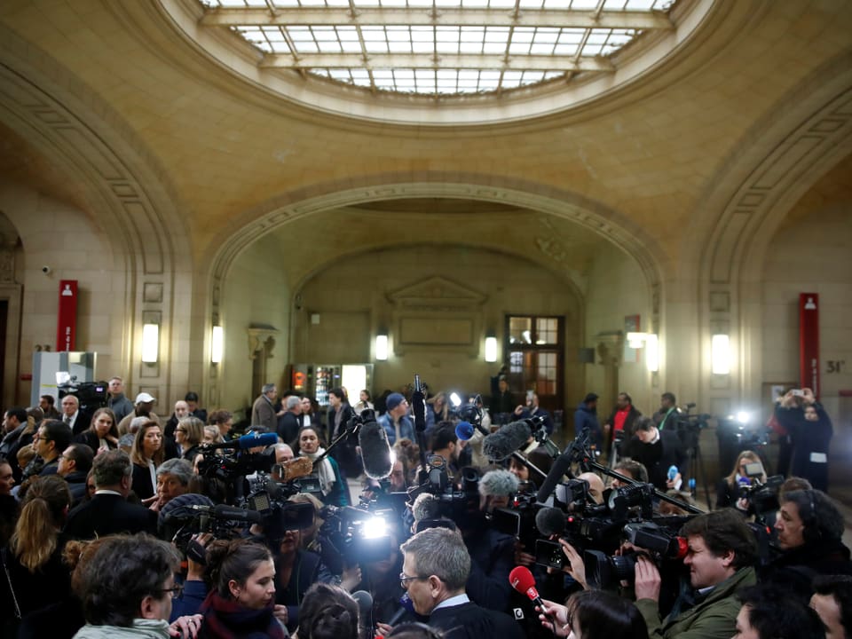 Aufnahme von Prozessbeginn am 24. Januar. Journalisten versammeln sich im Gerichtsgebäude.
