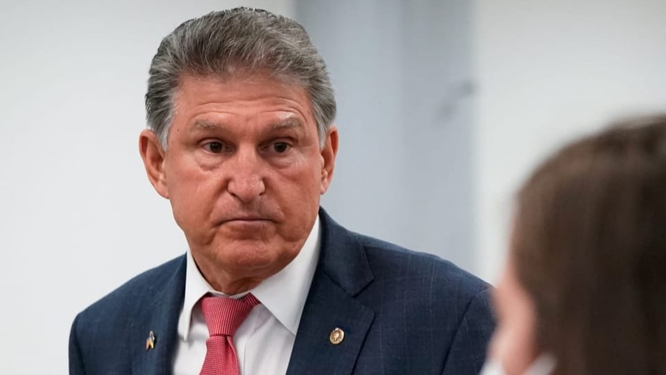 Joe Manchin schaut eine andere Person an.