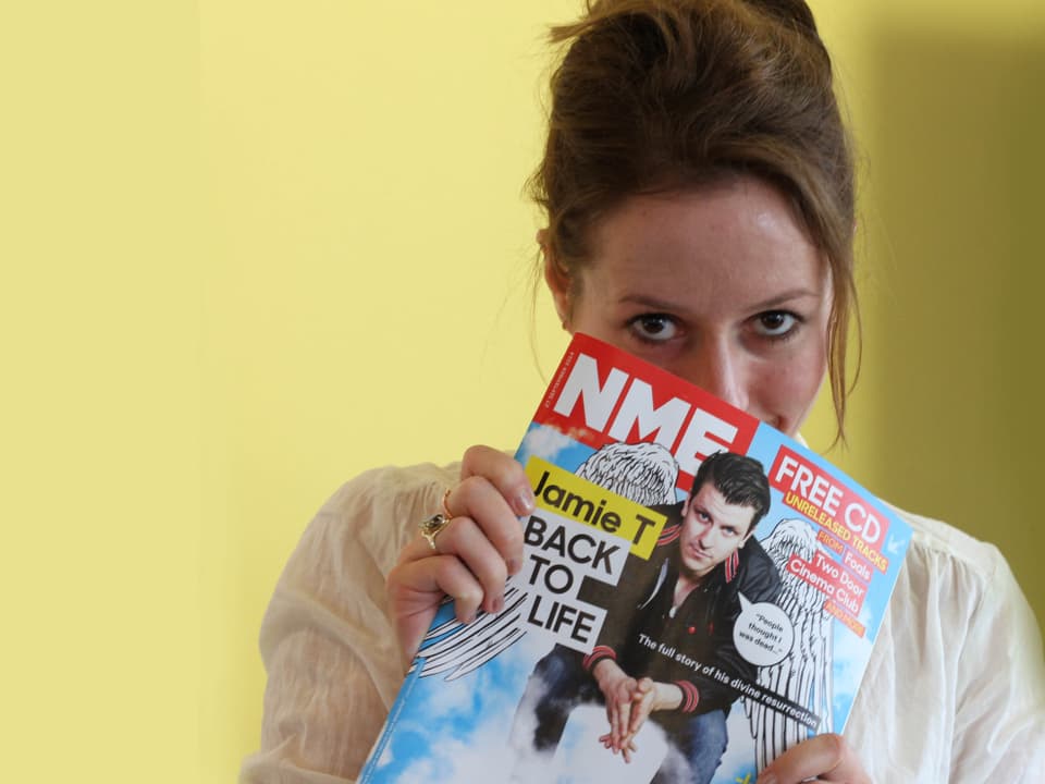 Sophie Gut mit einer Ausgabe des NME