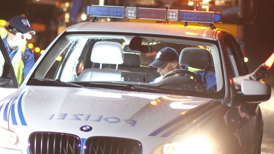 Einsatzfahrzeug der Kantonspolizei Aargau, mit zwei Polizisten.