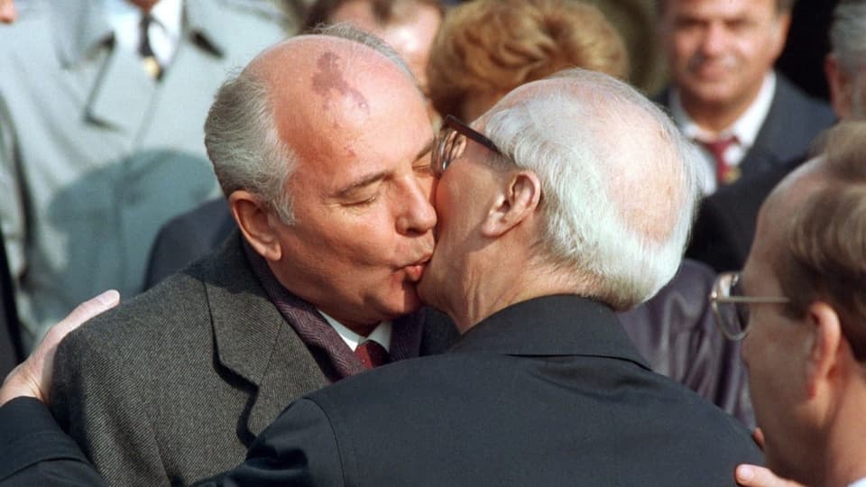 Gorbatschow umarmt und küsst Erich Honecker
