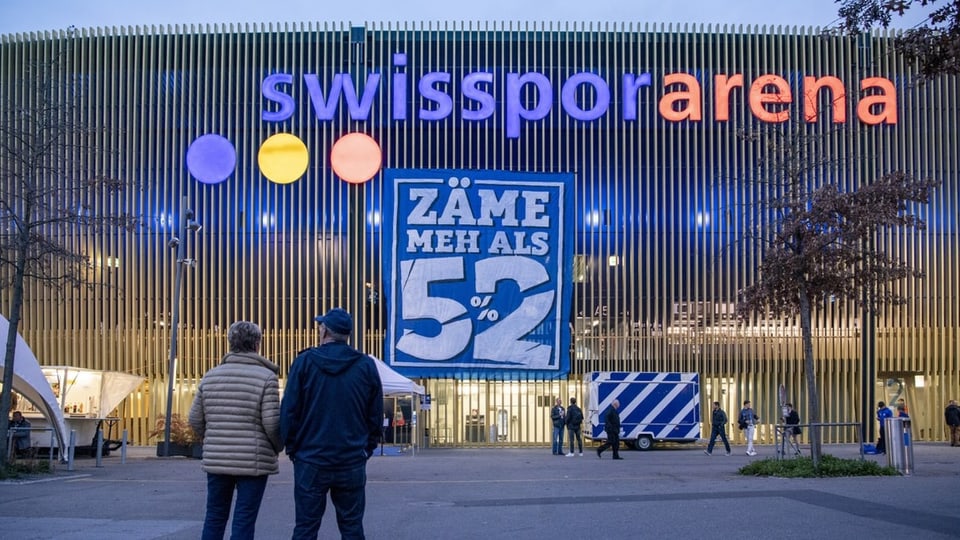 Transparent der Fangruppierung «Zäme meh als 52%» am Stadion in Luzern.