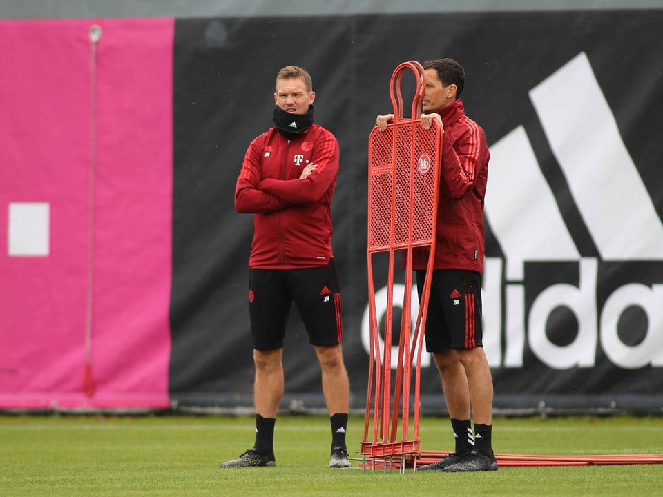Dino Toppmöller (r.) mit Cheftrainer Julian Nagelsmann bei der Vorbereitung.
