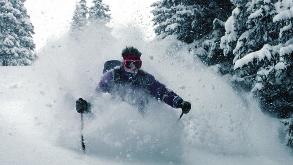 Skifahrer im Neuschnee