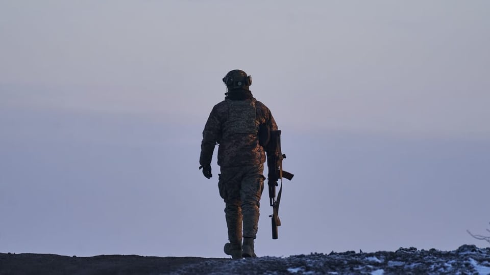 Ein ukrainischer Soldat steht alleine. Er bewegt sich in seine Stellung in Bachmut.