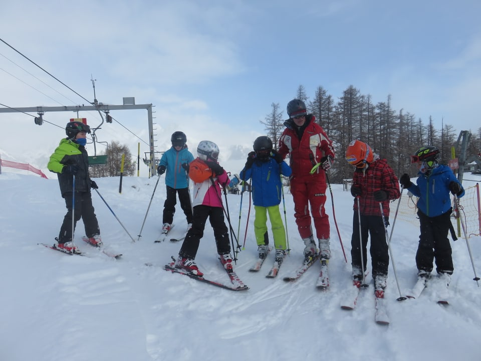 Schulkinder von Eischoll mit Skilehrer auf Skis.