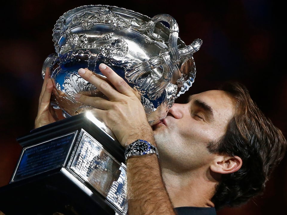 Federer küsst die Trophäe.