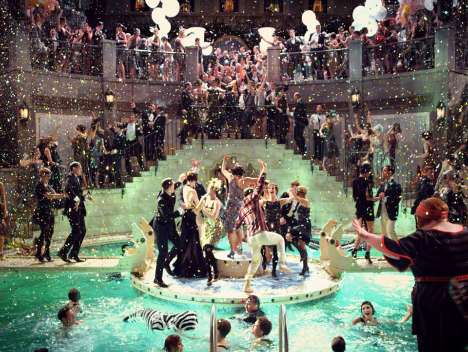 Filmszene aus «The Great Gatsby»: Blick über ein pompöses Fest, das an eine TV-Show erinnert.