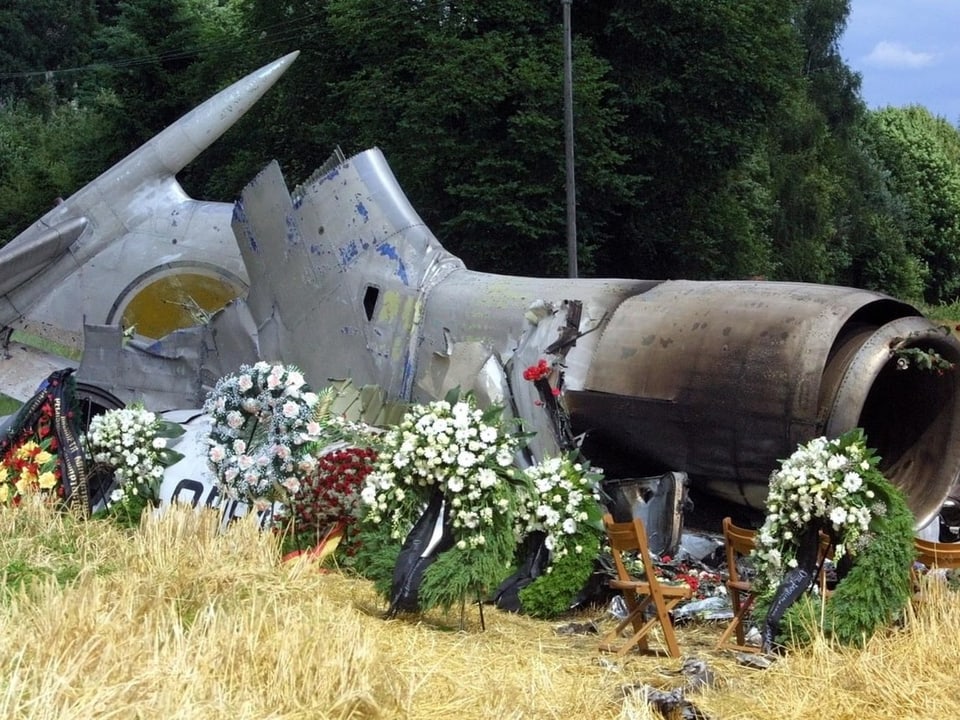 Flugzeugwrack mit Blumen als Gedenken an die Verstorbenen
