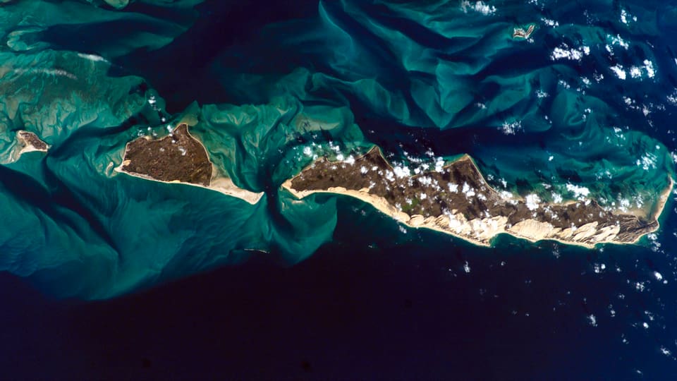 Sicht aus dem Weltall auf die Erde, eine Gruppe von Inseln im Meer.